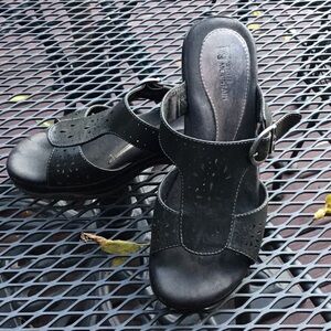 White Mountain Y2K black comfort sandals